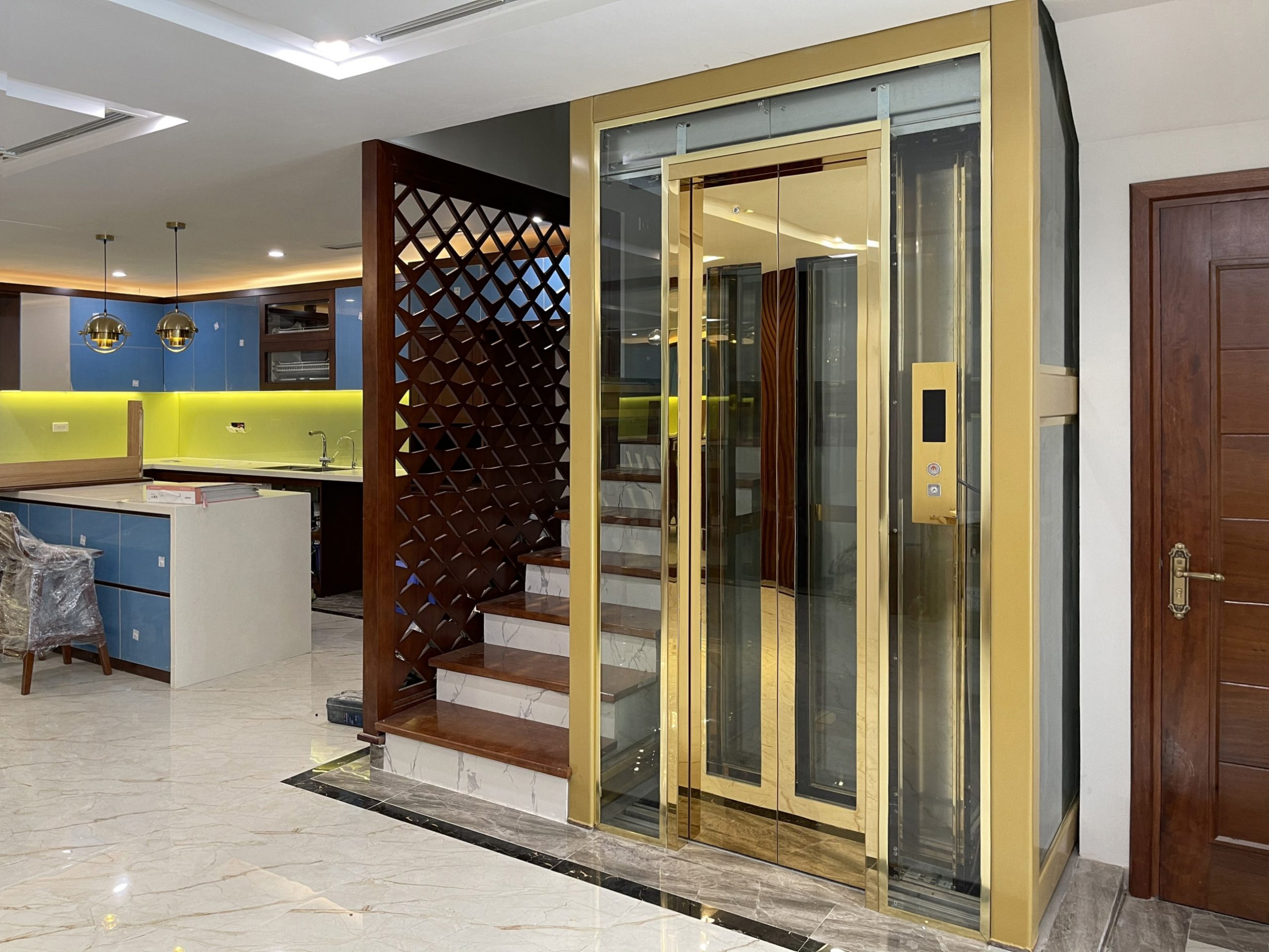 Hoàn thiện cửa thang máy với vật liệu kính