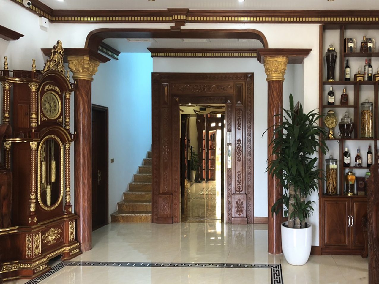 Hoàn thiện cửa thang máy bằng phương pháp ốp gỗ