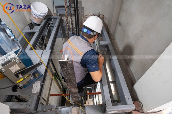 Quy trình giám sát chất lượng lắp đặt thang máy và an toàn lao động