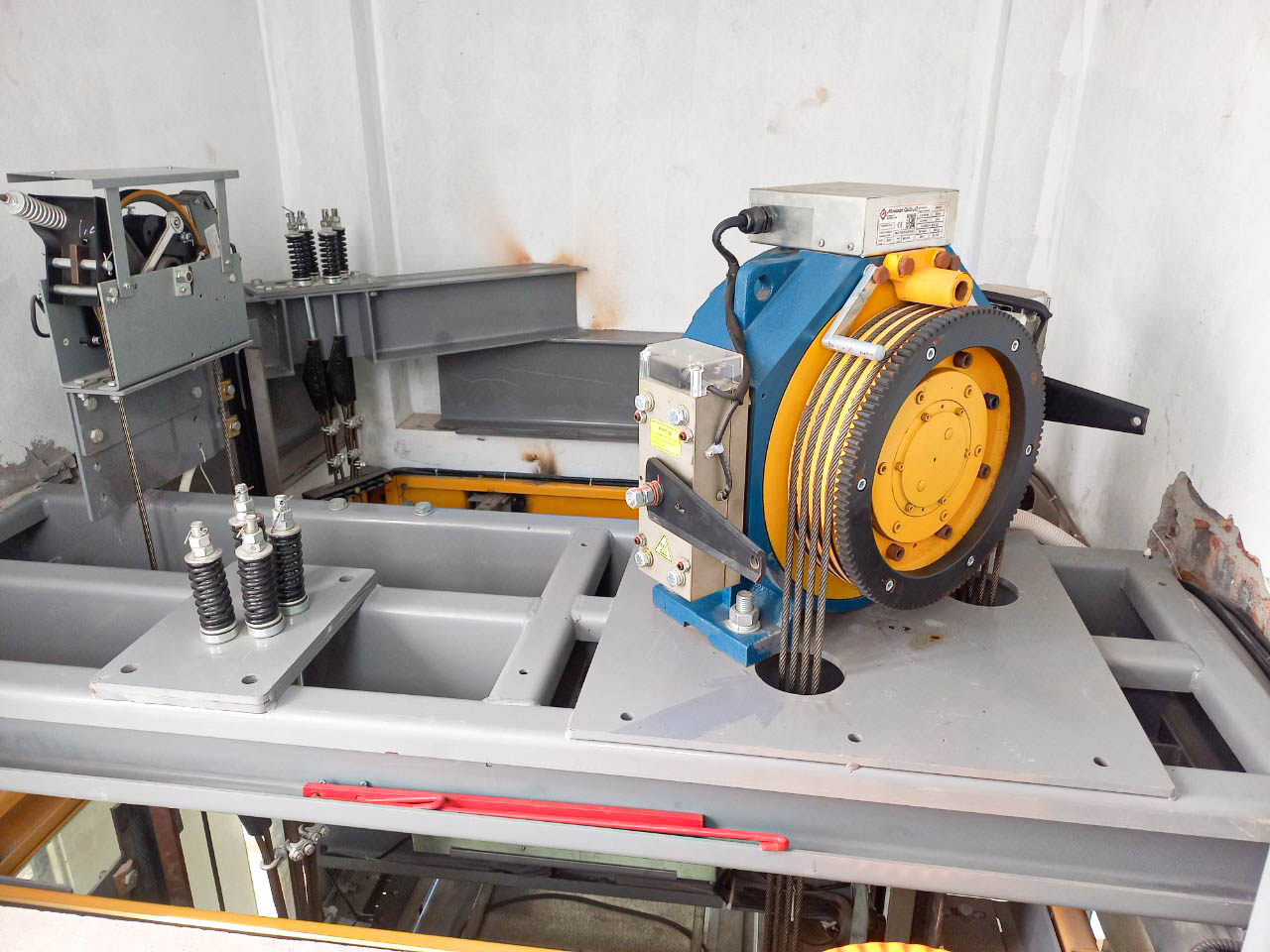 thang máy công nghệ cáp kéo