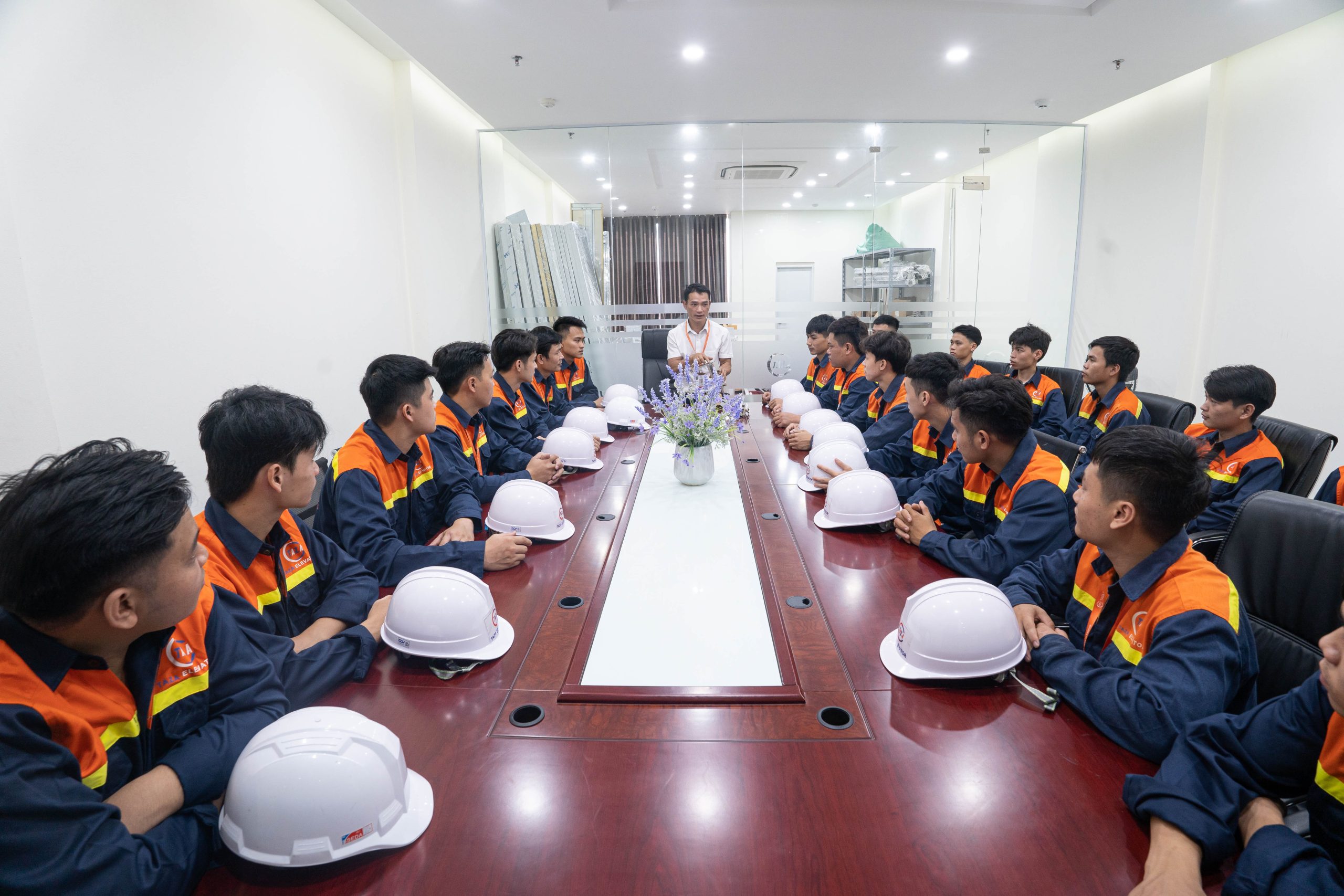 Đội ngũ lắp đặt thang máy