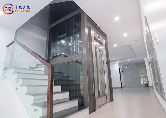 Vị trí thang máy giữa cầu thang bộ