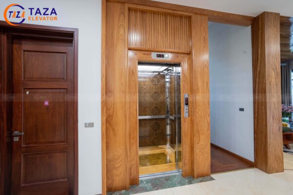 Vách cabin bằng inox gương và gỗ laminate