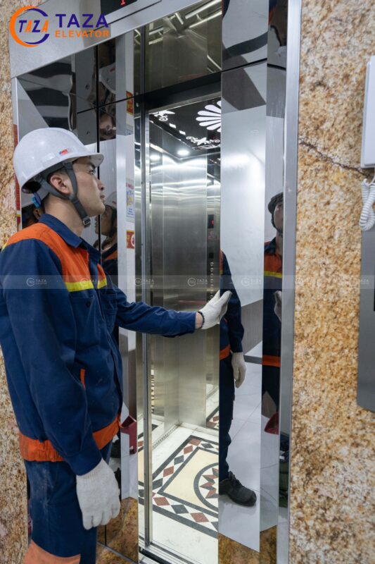 Bảo trì cửa tầng thang máy