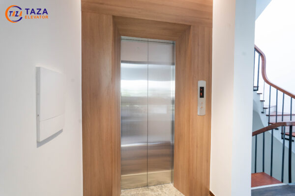 Cửa tầng inox sọc nhuyễn tiêu chuẩn