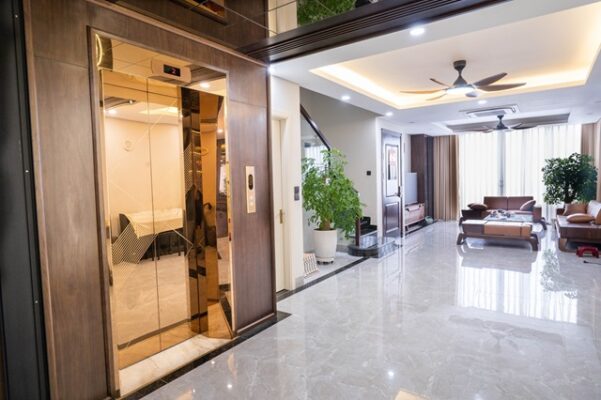 Nội thất cabin đồng - xu hướng thang máy “hoàng gia”