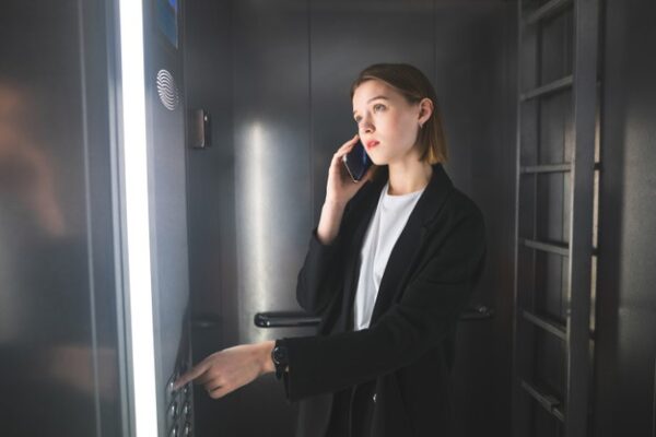 Khi mất điện, thang máy có lập tức dừng hoạt động?