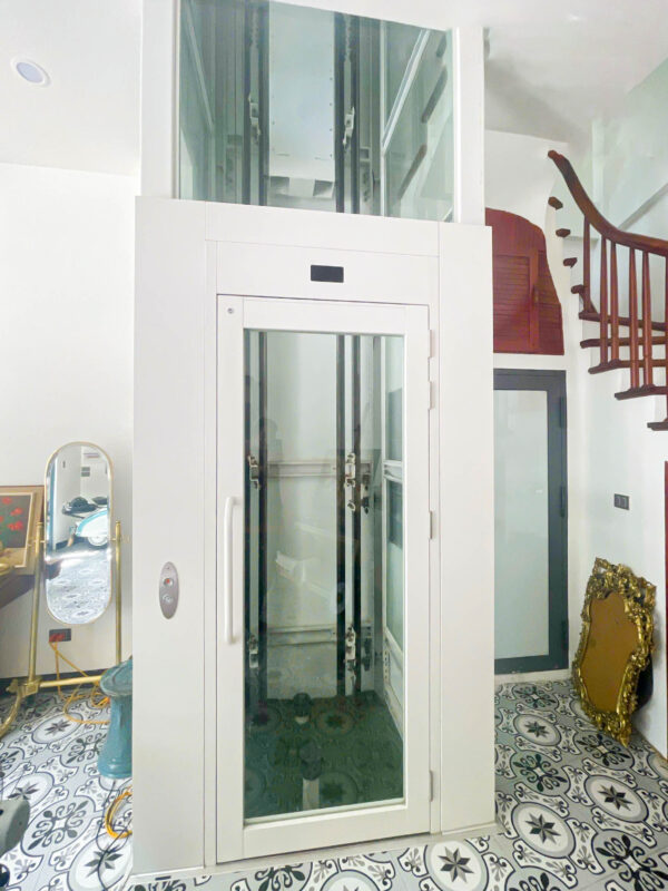 thang máy cửa mở tay