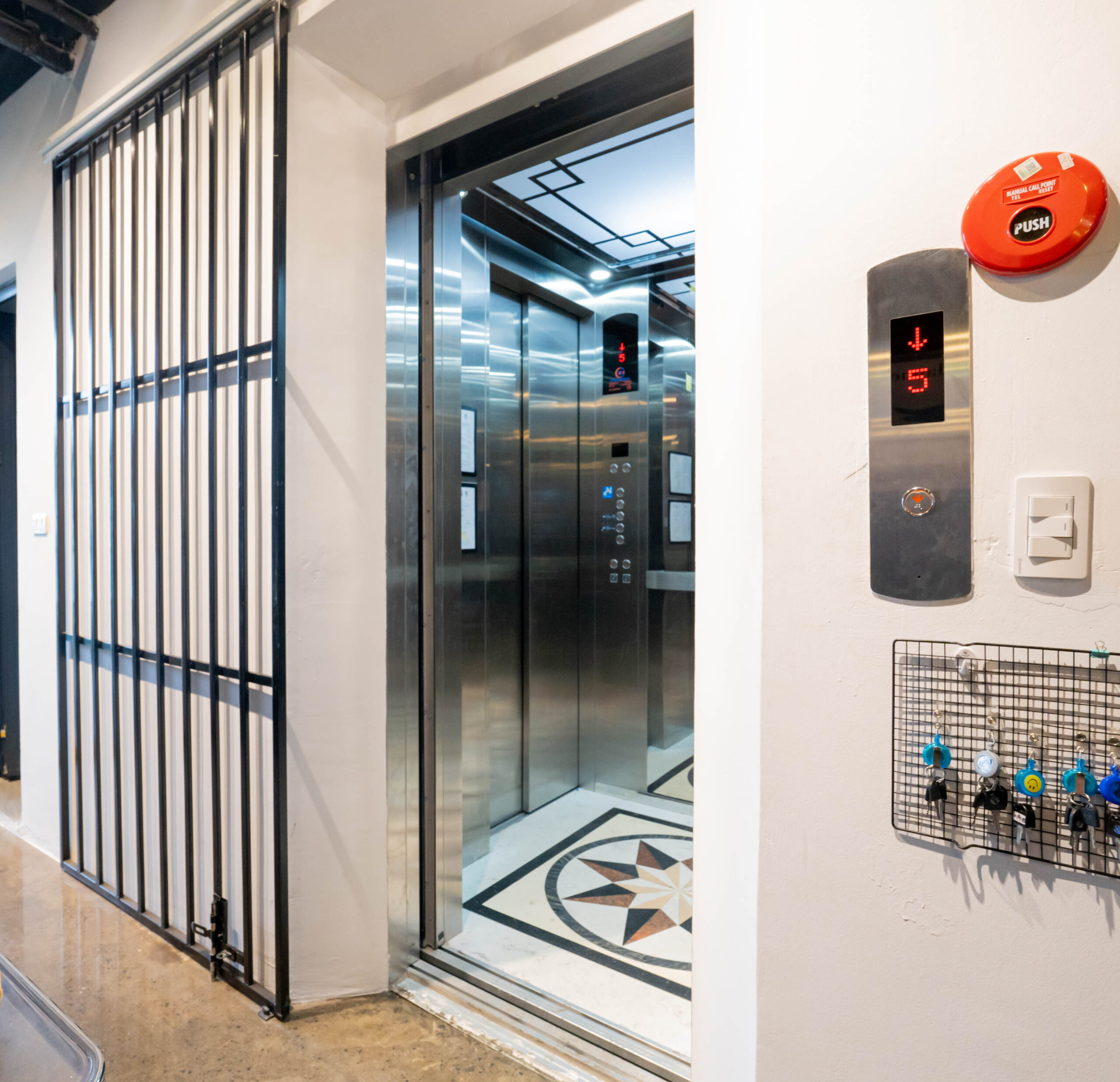 thang máy hai cửa vuông góc