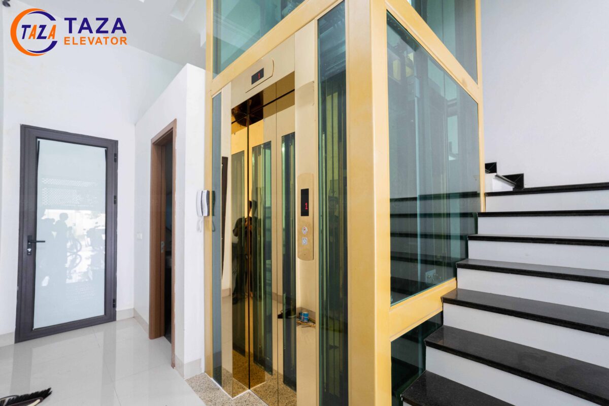 thang máy giữa thang bộ