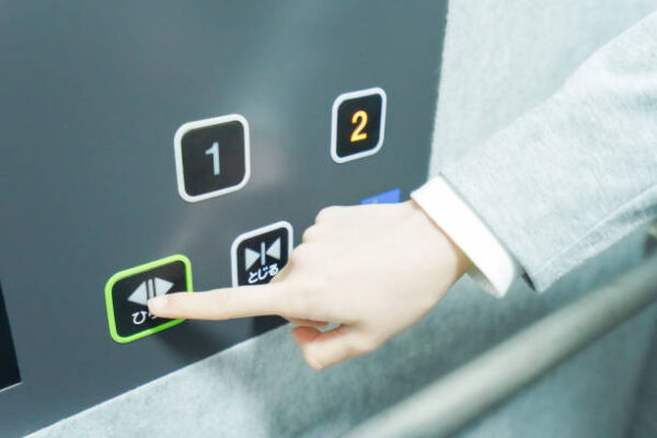 Phải làm gì khi muốn mở cửa thang máy?