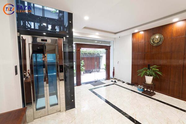 Thang máy kính ngoài trời tại nhà bà Lê Yến - Lạc Long Quân