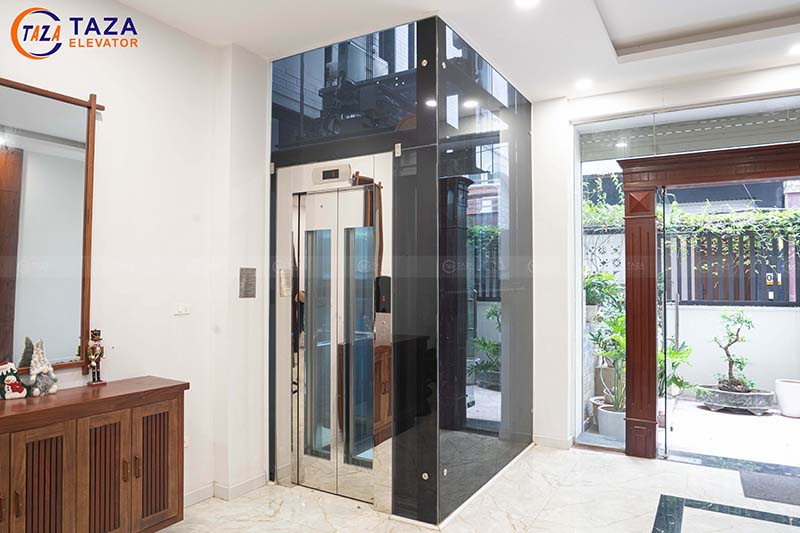 Thang máy kính ngoài trời tại nhà bà Lê Yến - Lạc Long Quân
