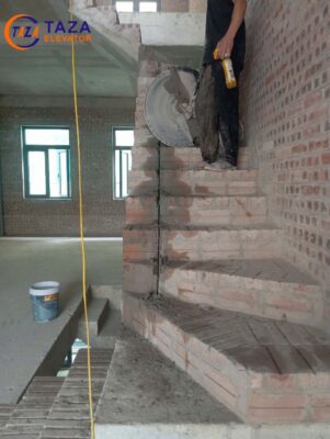 Giải pháp cắt cầu thang bộ để lắp thang máy gia đình