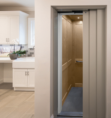 Thang máy cửa 3 cánh lùa về một phía