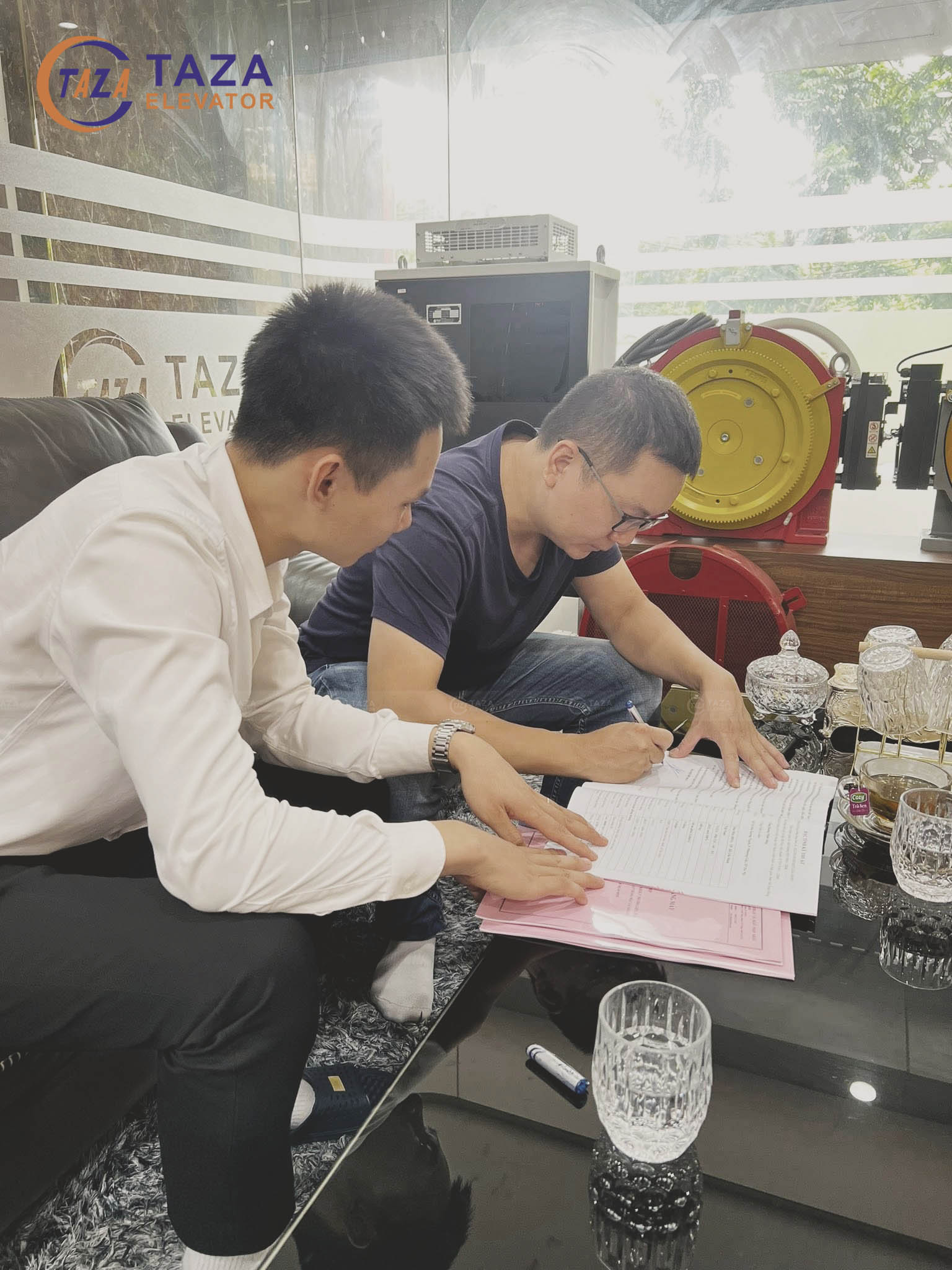 Kí hợp đồng thang máy