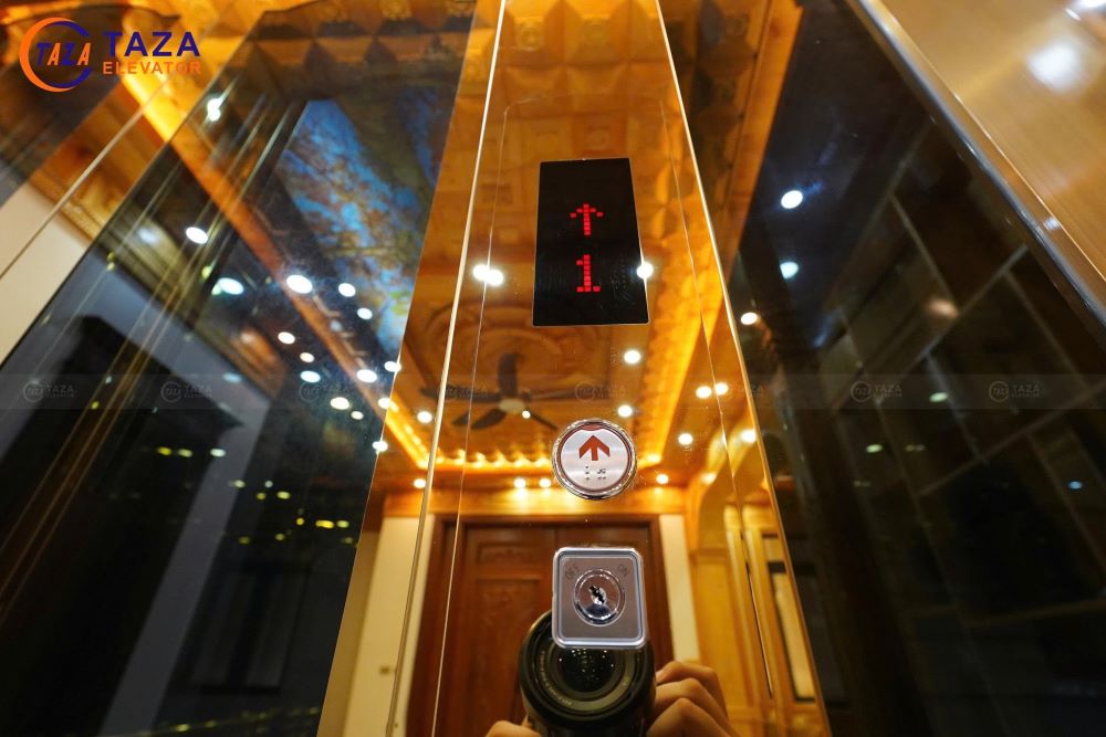 Bàn giao thang máy kính inox gương vàng cho biệt thự tân cổ điển
