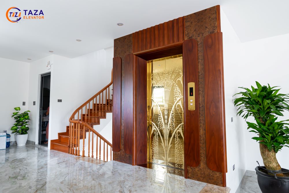 Thang máy inox gương vàng họa tiết cho nhà phố tại Đan Phượng