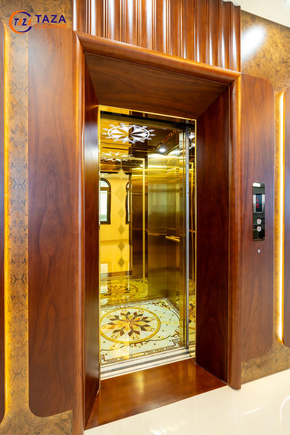 Tay vịn đồng màu được bố trí dọc theo vách cabin, vừa tạo điểm tựa thuận tiện cho người sử dụng vừa góp phần duy trì sự đồng nhất về màu sắc.