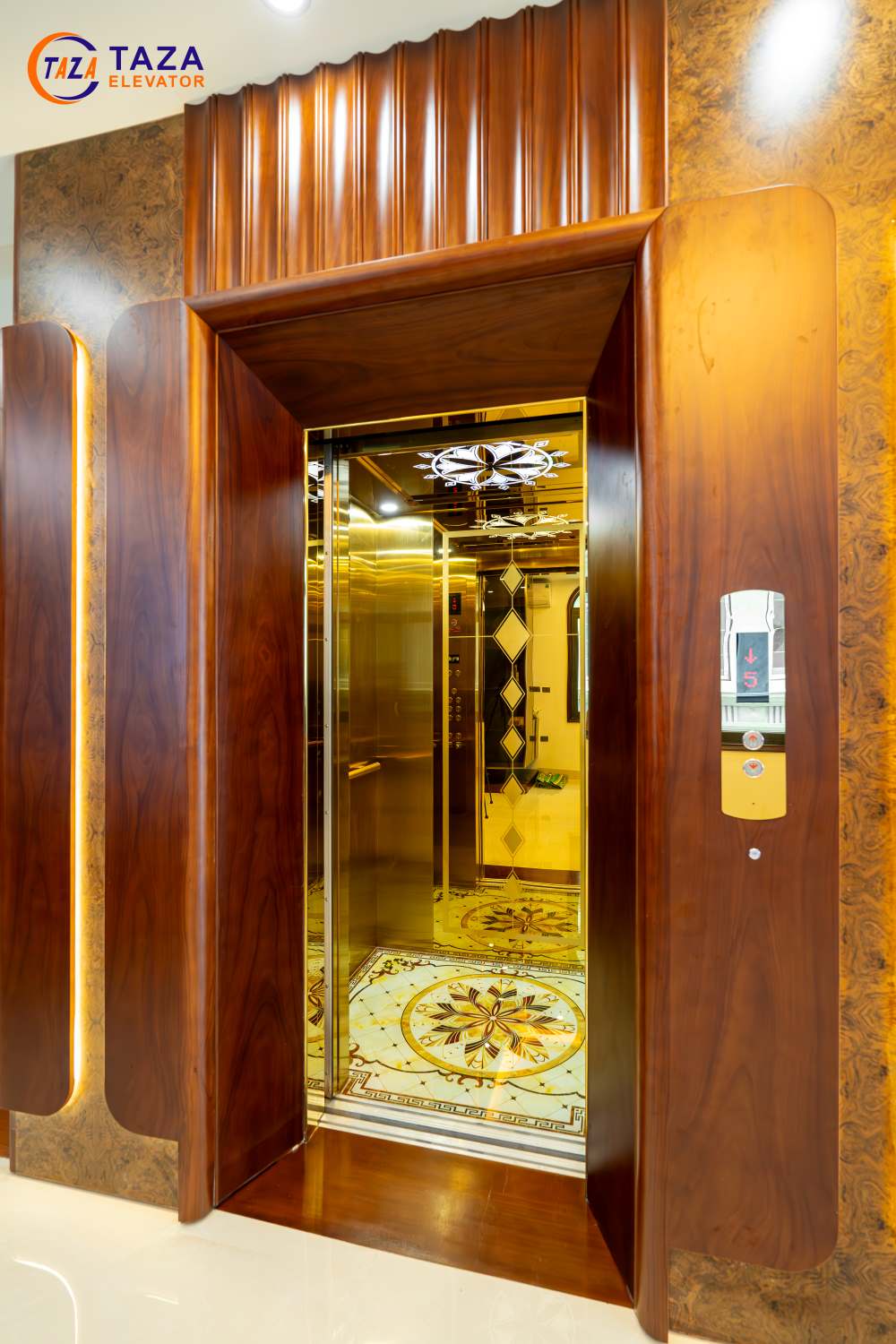Thang máy inox gương vàng họa tiết cho nhà phố tại Đan Phượng
